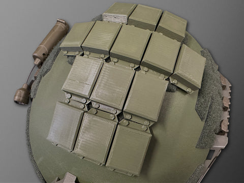 3D gedruckte Kontakt-1 ERA-Patches zum Kletten auf einem Helm