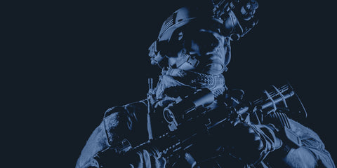 Soldat im dunkelblauen Licht