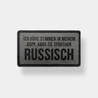SPARTANAT Patch mit dem Text Ich höre Stimmen in meinem Kopf, aber sie sprechen russisch, mit Klett, in den Farben Schwarz und RAL7013